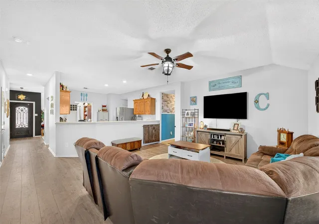 Photo 3 of Single family home for sale at 2812 Spencer Cir, Royse City, TX 75189 | MLS# 21344597 | Listing updated on 2026-08-12