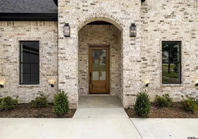 Photo 2 of Single family home for sale at 3008 Forest Trl, Tyler, TX 75703 | MLS# 21357208 | Listing updated on 2026-09-16