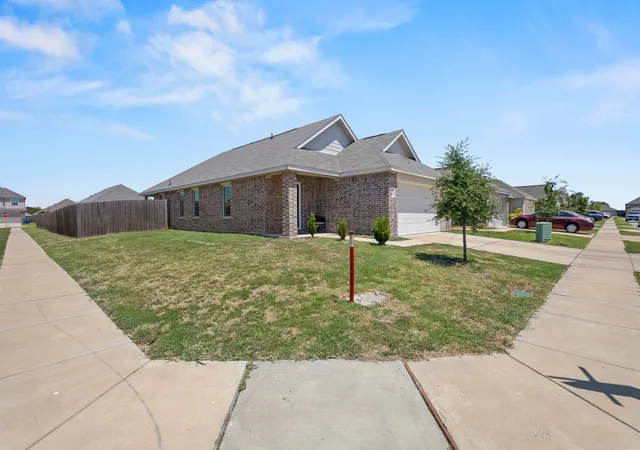 Photo 4 of Single family home for sale at 1600 Luke St, Ennis, TX 75119 | MLS# 21357218 | Listing updated on 2026-09-03