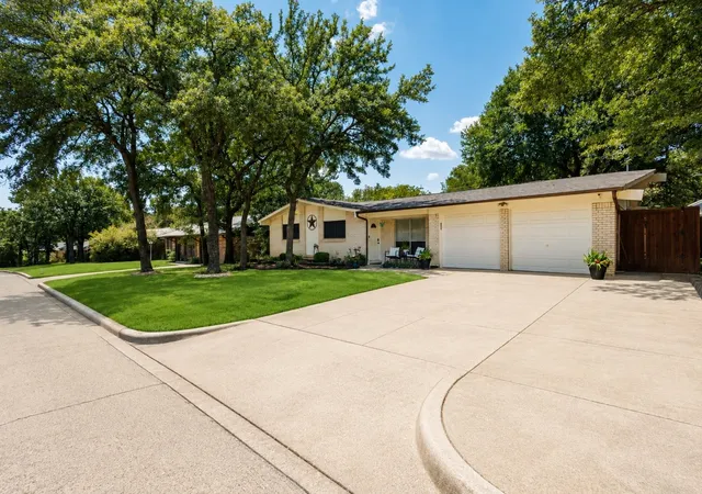 Photo 2 of Single family home for sale at 64 Somerset Ter, Bedford, TX 76022 | MLS# 21357117 | Listing updated on 2026-09-25