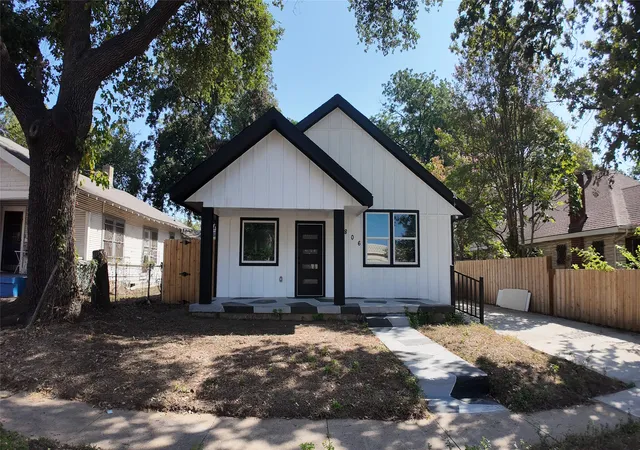 Photo 1 of Sale Pending at 3806 Holmes St, Dallas, TX 75215 | MLS# 21357257 | Listing updated on 2026-08-12