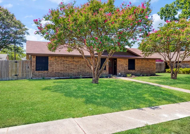 Photo 2 of Sale Pending at 1040 Carmody Dr, Mesquite, TX 75149 | MLS# 21356595 | Listing updated on 2026-08-27