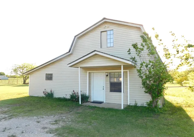 Photo 1 of Single family home for sale at 31 Rogers Cir, Krum, TX 76249 | MLS# 21356892 | Listing updated on 2026-08-12