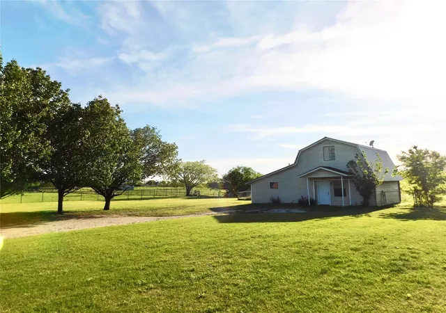 Photo 3 of Single family home for sale at 31 Rogers Cir, Krum, TX 76249 | MLS# 21356892 | Listing updated on 2026-08-12
