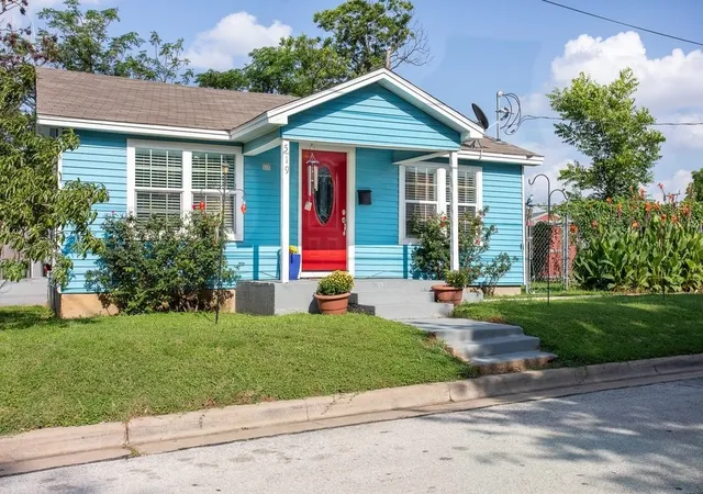 Photo 1 of Sale Pending at 519 Taylor St, Arlington, TX 76011 | MLS# 21357265 | Listing updated on 2026-08-28