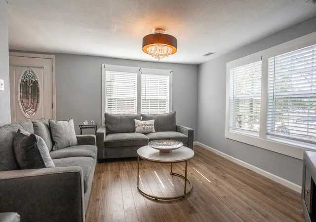 Photo 2 of Sale Pending at 519 Taylor St, Arlington, TX 76011 | MLS# 21357265 | Listing updated on 2026-08-28