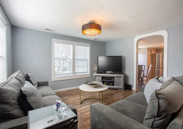 Photo 3 of Sale Pending at 519 Taylor St, Arlington, TX 76011 | MLS# 21357265 | Listing updated on 2026-08-28
