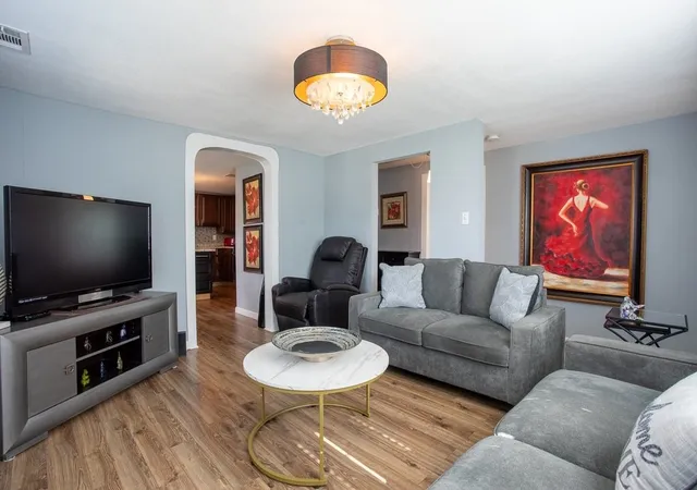 Photo 4 of Sale Pending at 519 Taylor St, Arlington, TX 76011 | MLS# 21357265 | Listing updated on 2026-08-28