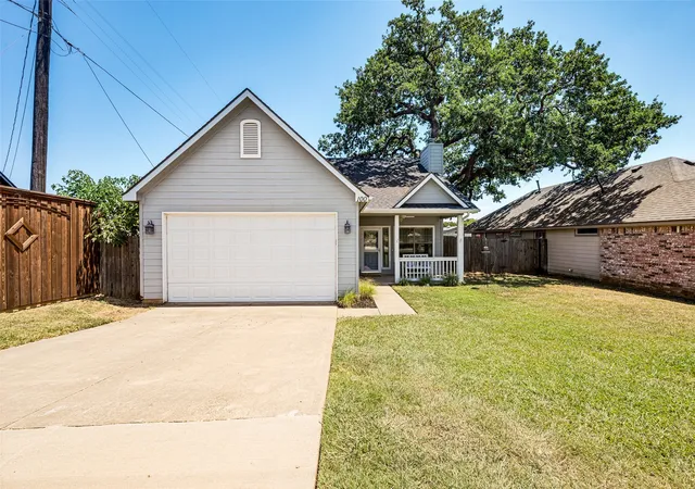 Photo 2 of Single family home for sale at 100 S Lakeview Dr, Lake Dallas, TX 75065 | MLS# 21331156 | Listing updated on 2026-08-28