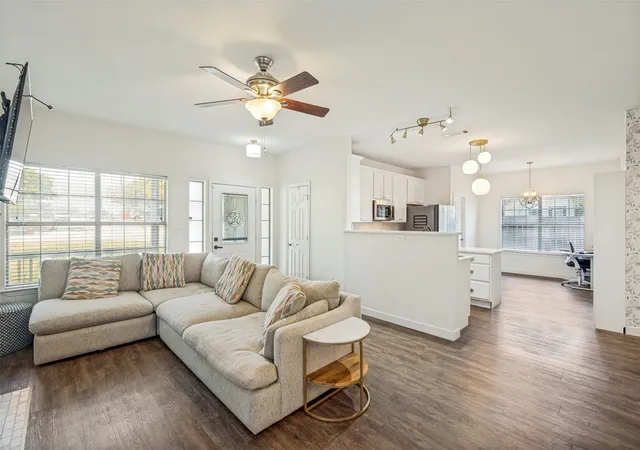 Photo 3 of Single family home for sale at 100 S Lakeview Dr, Lake Dallas, TX 75065 | MLS# 21331156 | Listing updated on 2026-08-28