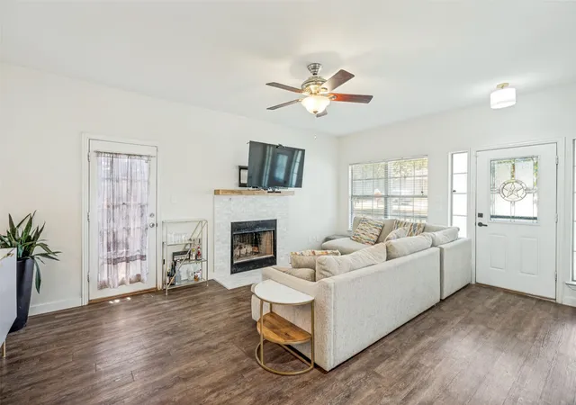 Photo 4 of Single family home for sale at 100 S Lakeview Dr, Lake Dallas, TX 75065 | MLS# 21331156 | Listing updated on 2026-08-28