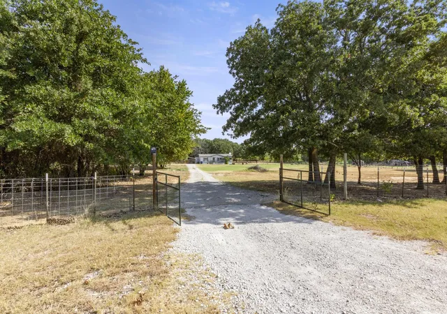 Photo 3 of Single family home for sale at 313 Hogan Ln, Whitesboro, TX 76273 | MLS# 21348731 | Listing updated on 2026-09-24