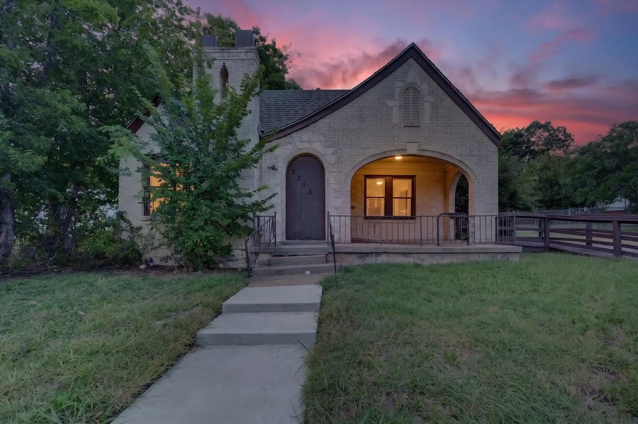 Photo 1 of Single family home for sale at 2813 E E Rosedale St, Fort Worth, TX 76105 | MLS# 21357342 | Listing updated on 2026-10-25