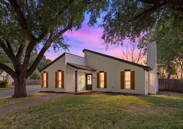 Single family home for sale at 401 Lindenwood Ln W, Hewitt, TX 76643 | MLS# 21357379