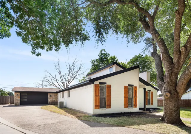 Photo 3 of Single family home for sale at 401 Lindenwood Ln W, Hewitt, TX 76643 | MLS# 21357379 | Listing updated on 2026-10-05