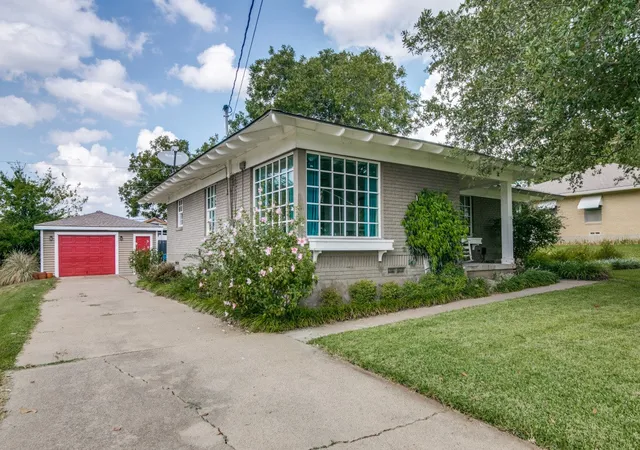 Photo 1 of Single family home for sale at 504 W Kaufman St, Rockwall, TX 75087 | MLS# 21356909 | Listing updated on 2026-08-16