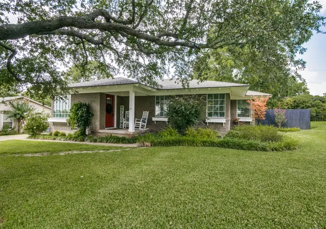 Photo 2 of Single family home for sale at 504 W Kaufman St, Rockwall, TX 75087 | MLS# 21356909 | Listing updated on 2026-08-16