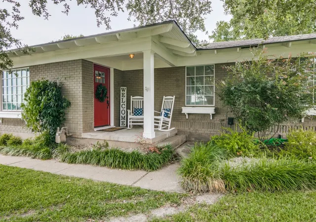 Photo 3 of Single family home for sale at 504 W Kaufman St, Rockwall, TX 75087 | MLS# 21356909 | Listing updated on 2026-08-16