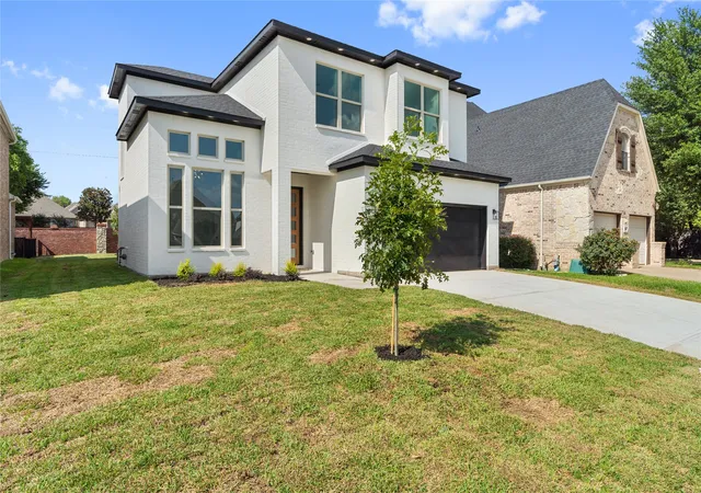Photo 3 of Single family home for sale at 907 Saint George Pl, De Soto, TX 75115 | MLS# 21357610 | Listing updated on 2026-08-12