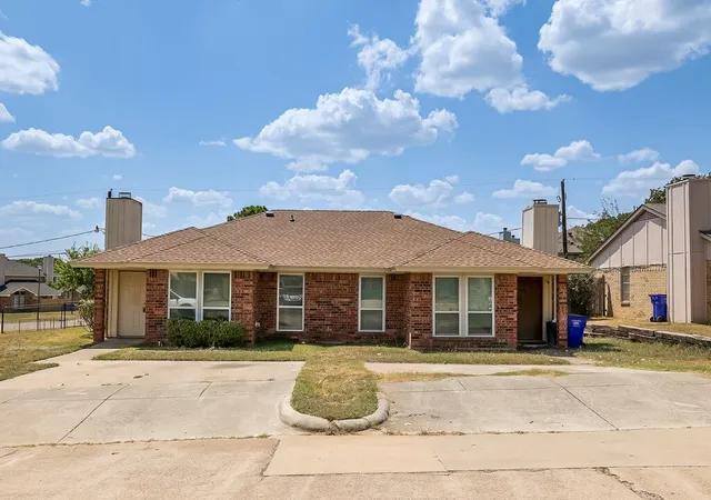 Photo 2 of Single family home for sale at 113 Oak Wood Ln, Kennedale, TX 76060 | MLS# 21357622 | Listing updated on 2026-09-21