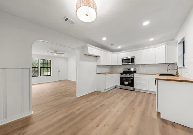 Photo 2 of Sale Pending at 1725 Columbia St, Waco, TX 76711 | MLS# 21357504 | Listing updated on 2026-09-25