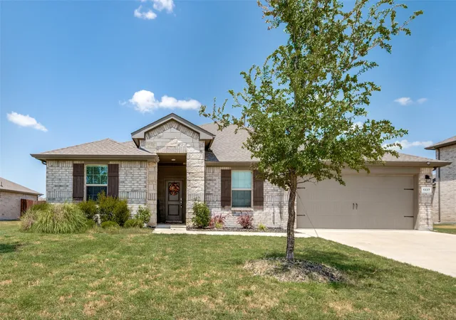Photo 2 of Single family home for sale at 1337 Rolling Meadows Dr, Cedar Hill, TX 75104 | MLS# 21357651 | Listing updated on 2026-08-12