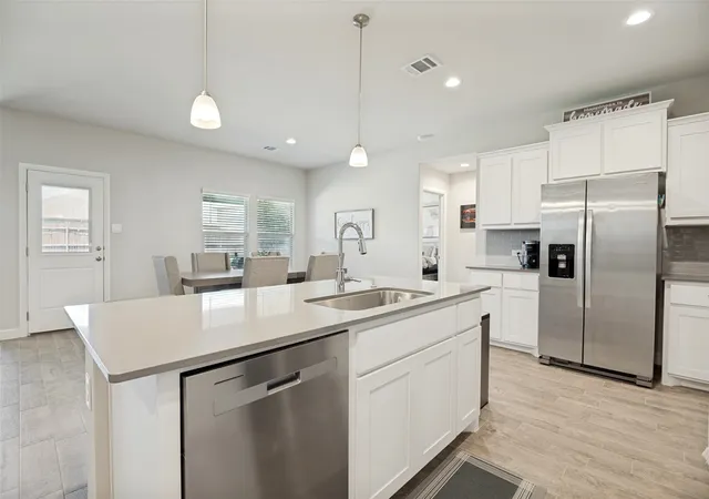 Photo 4 of Single family home for sale at 1337 Rolling Meadows Dr, Cedar Hill, TX 75104 | MLS# 21357651 | Listing updated on 2026-08-12