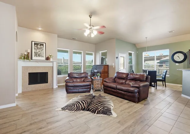 Photo 4 of Single family home for sale at 812 Peach Ln, Burleson, TX 76028 | MLS# 21341678 | Listing updated on 2026-09-23
