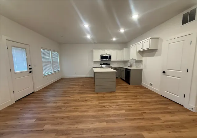 Photo 3 of Single family home for sale at 905 E 10th St, Bonham, TX 75418 | MLS# 21357604 | Listing updated on 2026-08-12