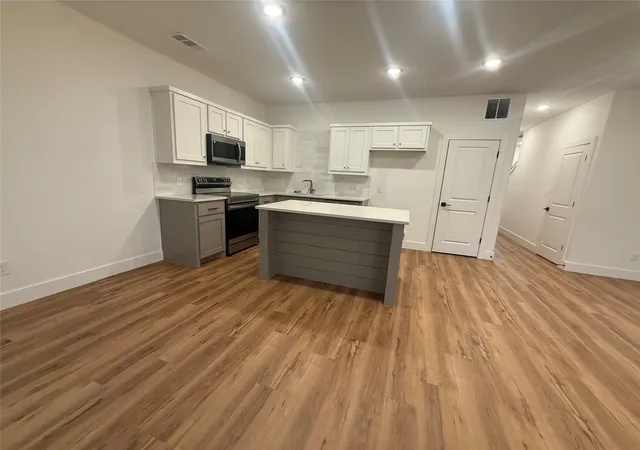 Photo 3 of Single family home for sale at 905 E 10Th St, Bonham, TX 75418 | MLS# 21357604 | Listing updated on 2026-08-12
