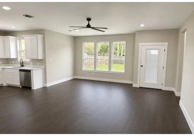 Photo 4 of Single family home for sale at 1021 W Sears St, Denison, TX 75020 | MLS# 21356241 | Listing updated on 2026-10-05