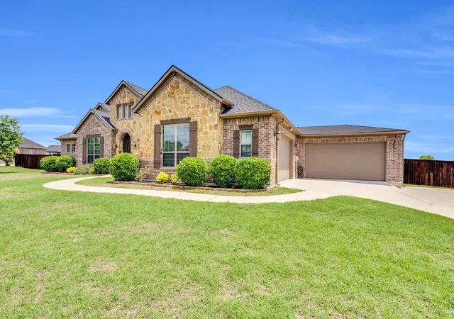 Photo 2 of Single family home for sale at 102 Willowbrook Dr, Waxahachie, TX 75165 | MLS# 21355454 | Listing updated on 2026-08-13
