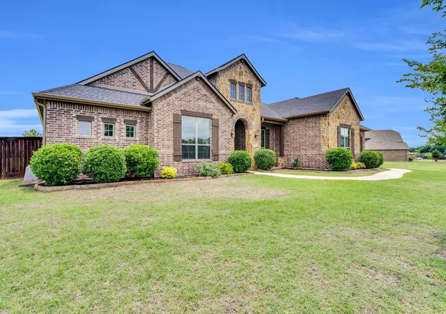 Photo 3 of Single family home for sale at 102 Willowbrook Dr, Waxahachie, TX 75165 | MLS# 21355454 | Listing updated on 2026-08-13