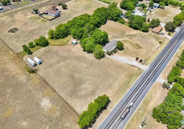 Photo 4 of Manufactured home for sale at 5433 State Hwy 160, Whitewright, TX 75491 | MLS# 21357026 | Listing updated on 2026-09-29