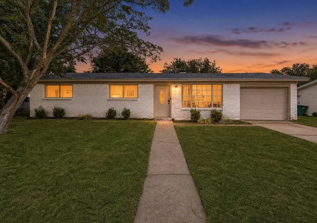 Photo 1 of Single family home for sale at 321 E Pine St, Jacksboro, TX 76458 | MLS# 21355403 | Listing updated on 2026-08-12