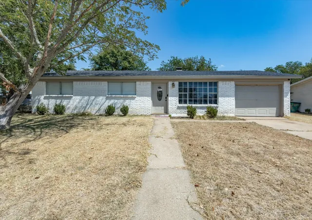 Photo 2 of Single family home for sale at 321 E Pine St, Jacksboro, TX 76458 | MLS# 21355403 | Listing updated on 2026-08-12