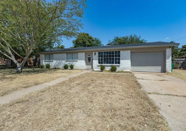 Photo 3 of Single family home for sale at 321 E Pine St, Jacksboro, TX 76458 | MLS# 21355403 | Listing updated on 2026-08-12