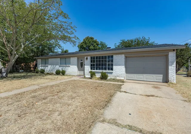 Photo 3 of Single family home for sale at 321 E Pine St, Jacksboro, TX 76458 | MLS# 21355403 | Listing updated on 2026-08-12