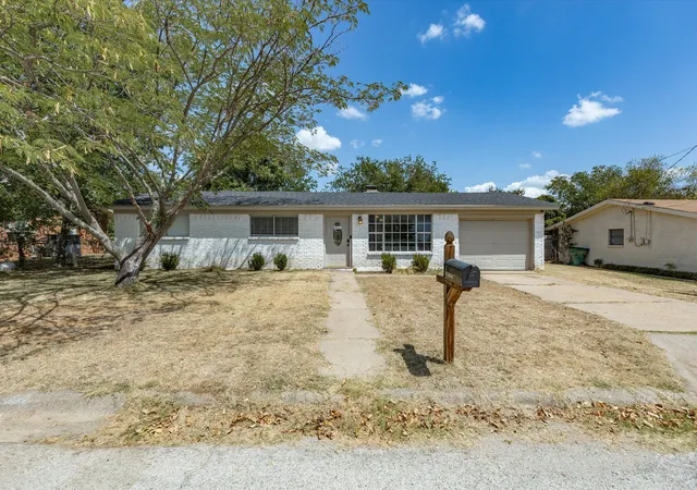 Photo 4 of Single family home for sale at 321 E Pine St, Jacksboro, TX 76458 | MLS# 21355403 | Listing updated on 2026-08-12