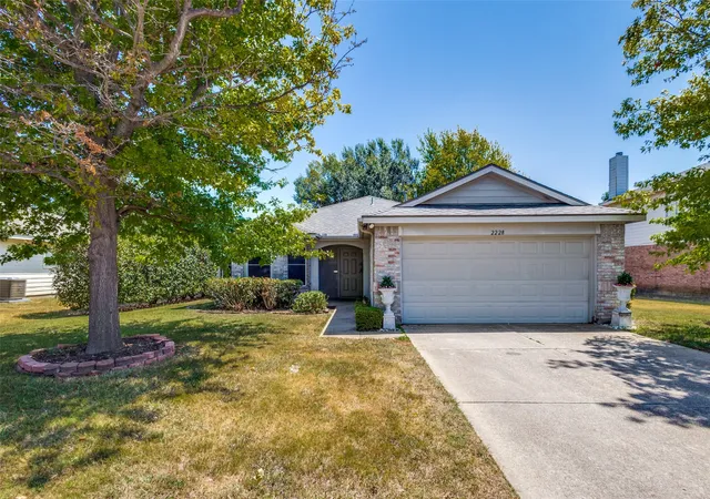 Photo 1 of Sale Pending at 2228 Overlook Ln, Denton, TX 76207 | MLS# 21353562 | Listing updated on 2026-09-29