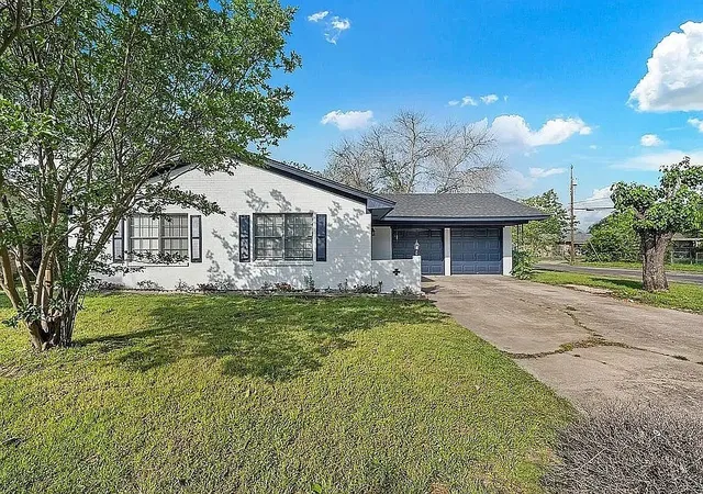 Photo 1 of Single family home for sale at 300 S Joyce St, Waco, TX 76705 | MLS# 21355479 | Listing updated on 2026-08-22