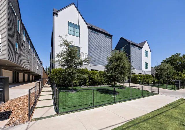 Photo 3 of Townhouse for sale at 1141 N Madison Ave #105, Dallas, TX 75208 | MLS# 21358039 | Listing updated on 2026-10-07