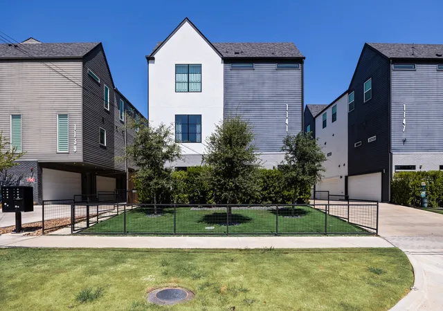 Photo 3 of Townhouse for sale at 1141 N Madison Ave #105, Dallas, TX 75208 | MLS# 21358039 | Listing updated on 2026-10-07