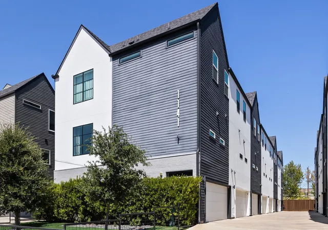 Photo 4 of Townhouse for sale at 1141 N Madison Ave #105, Dallas, TX 75208 | MLS# 21358039 | Listing updated on 2026-10-07