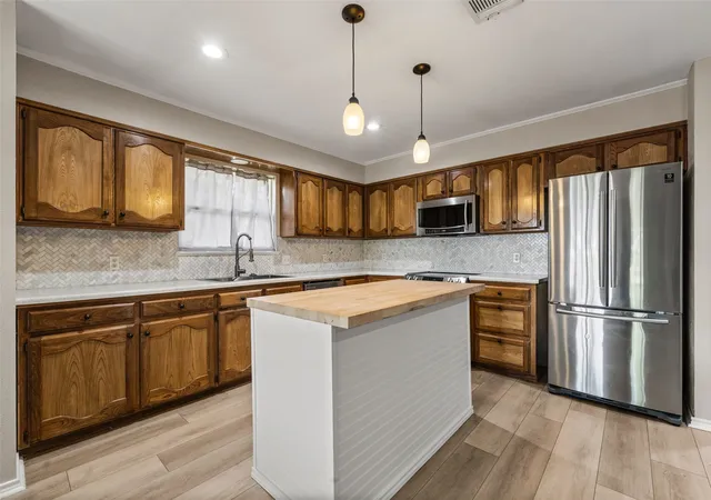 Photo 2 of Single family home for sale at 209 Bonham Dr, Hewitt, TX 76643 | MLS# 21357619 | Listing updated on 2026-09-28