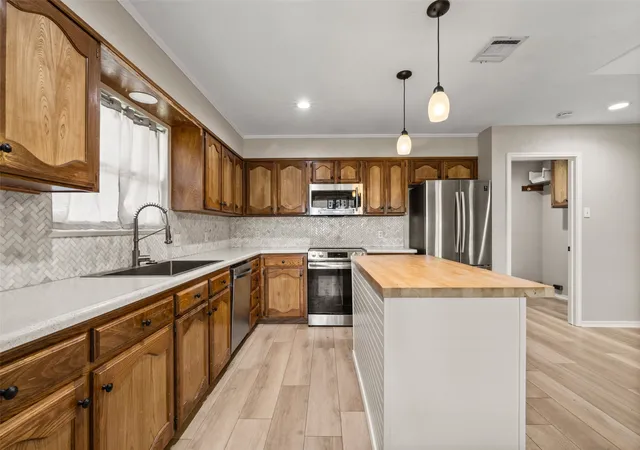 Photo 3 of Single family home for sale at 209 Bonham Dr, Hewitt, TX 76643 | MLS# 21357619 | Listing updated on 2026-09-28