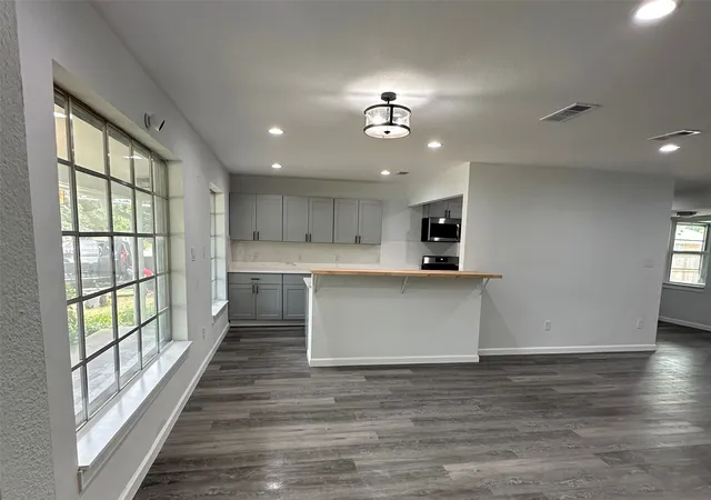 Photo 3 of Single family home for sale at 6201 Trail Lake Dr, Fort Worth, TX 76133 | MLS# 21357880 | Listing updated on 2026-08-31