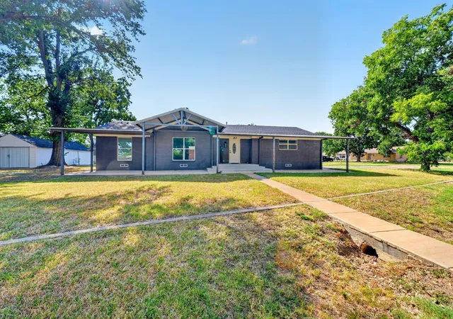 Photo 1 of Single family home for sale at 205 N 1st St, Mabank, TX 75147 | MLS# 21350468 | Listing updated on 2026-08-14