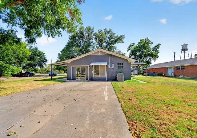 Photo 3 of Single family home for sale at 205 N 1st St, Mabank, TX 75147 | MLS# 21350468 | Listing updated on 2026-08-14
