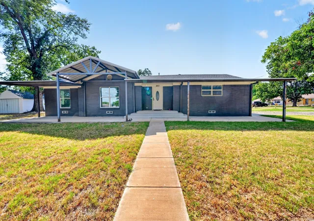 Photo 3 of Single family home for sale at 205 N 1St St, Mabank, TX 75147 | MLS# 21350468 | Listing updated on 2026-09-22